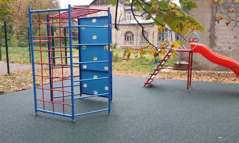 Ремонт полов на детских площадках